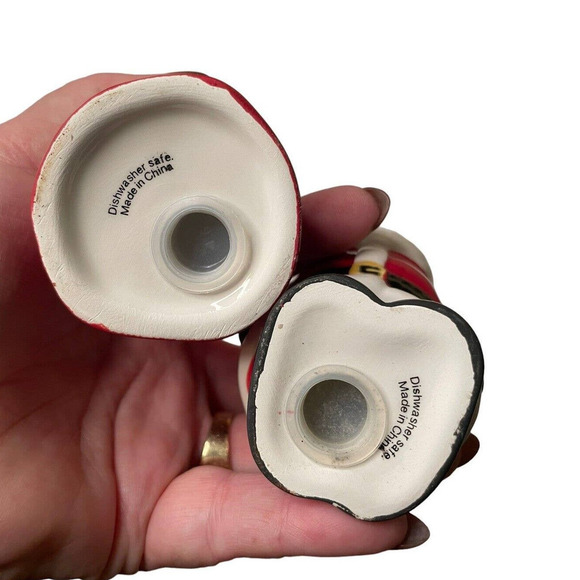 Santa and Mrs Claus Kissing Ceramic Salt and Pepper Shaker Set - Picture 6 of 6